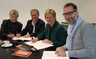 Unterschrift unter den Kooperationsvertrag, Bild mit Ministerin Lörhmann